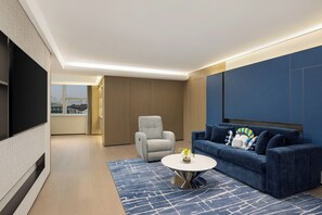 Minibar, caja de seguridad en la habitación, wifi gratis y ropa de cama 