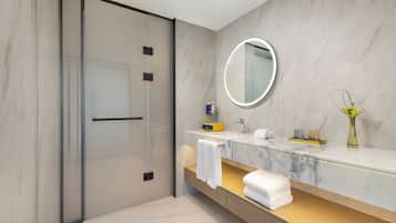 Quarto grand, 1 cama King | Frigobar, cofres nos quartos, Wi-Fi de cortesia, roupa de cama