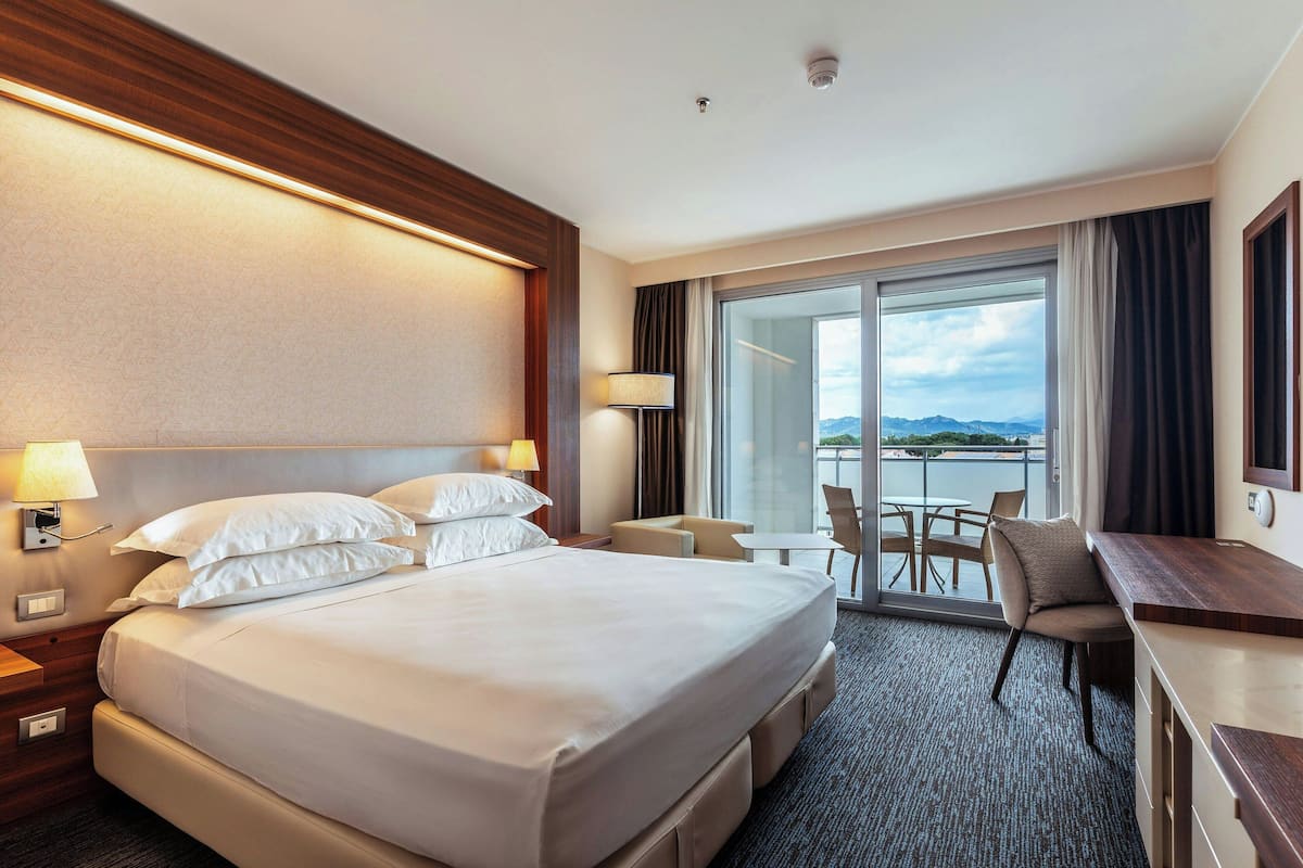 Superior Room, 1 King Bed, Non Smoking, Balcony | 1 bedroom, hypo-allergenic bedding, down comforters, minibar