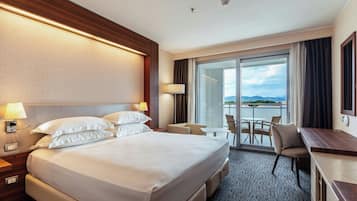 Kamar Superior, 1 Tempat Tidur King, balkon | Seprai antialergi, selimut bulu angsa, minibar, dan brankas