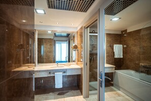 Duschwanne, Regendusche, kostenlose Toilettenartikel, Haartrockner