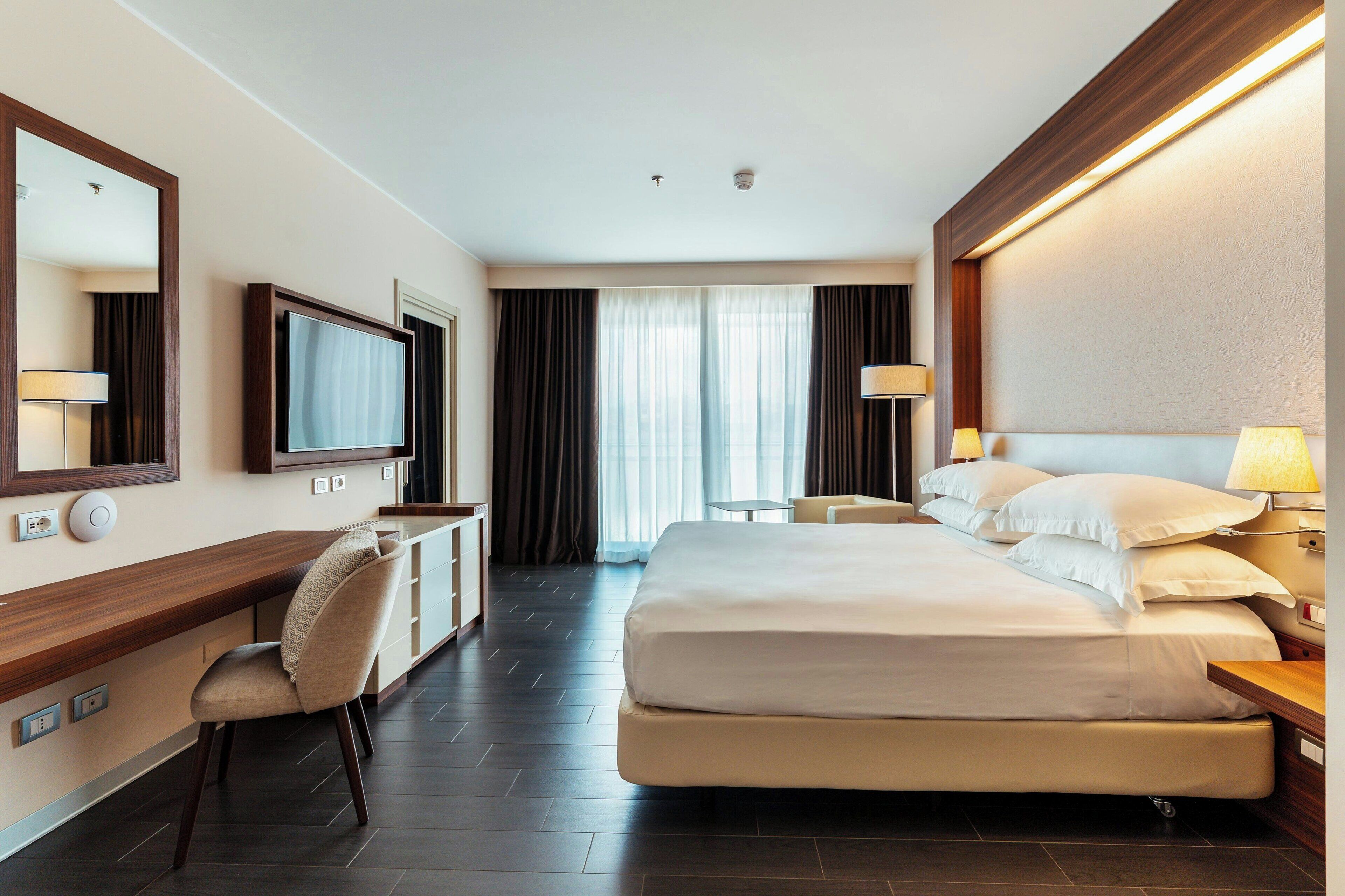 deluxe room, 1 king bed, non smoking | 1 bedroom, hypo-allergenic bedding, down duvets, minibar