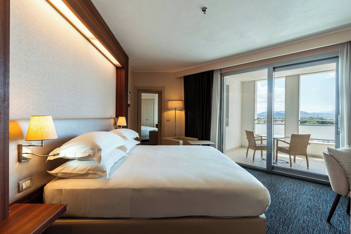 room, 1 king bed, non smoking, balcony (corner) | 1 bedroom, hypo-allergenic bedding, down duvets, minibar