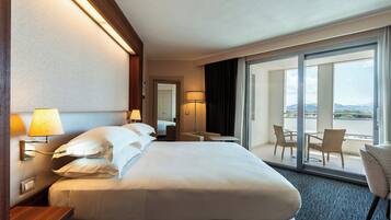 Room, 1 King Bed, Balcony (Corner)