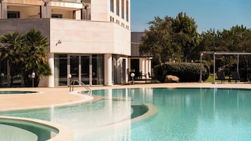 Kolam renang terbuka bermusim, kabana percuma, kerusi lepak pantai