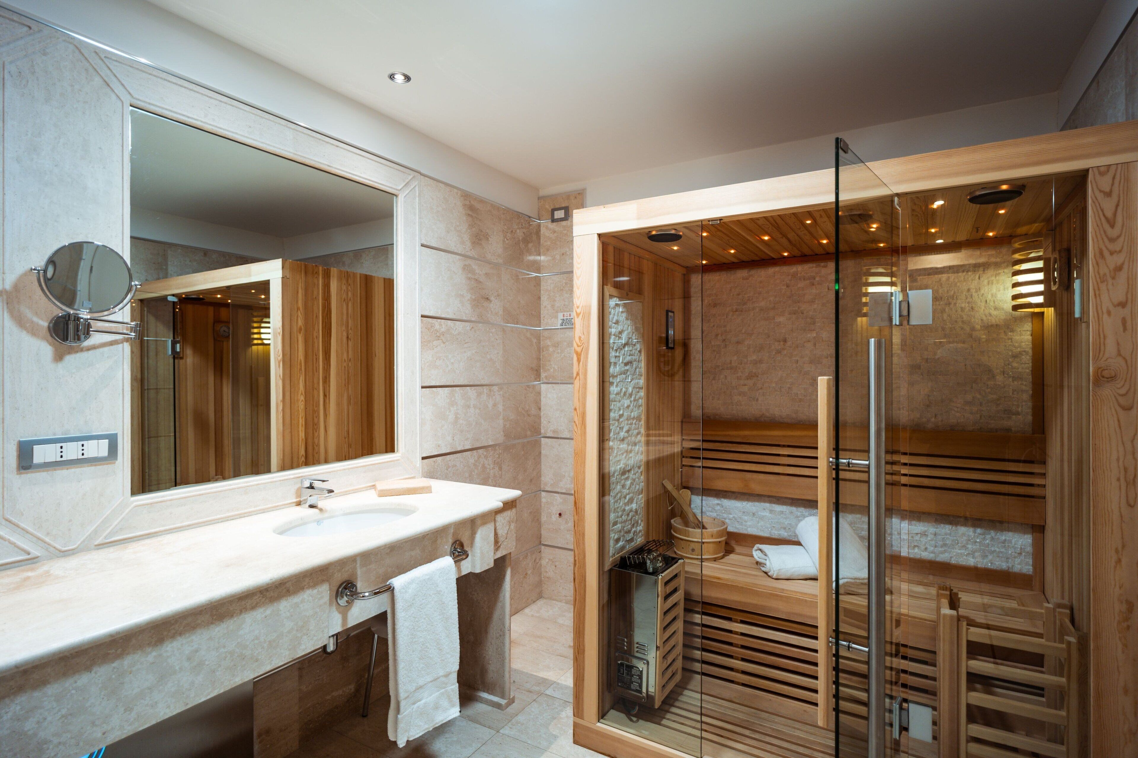 combined shower/bathtub, rainfall showerhead, free toiletries