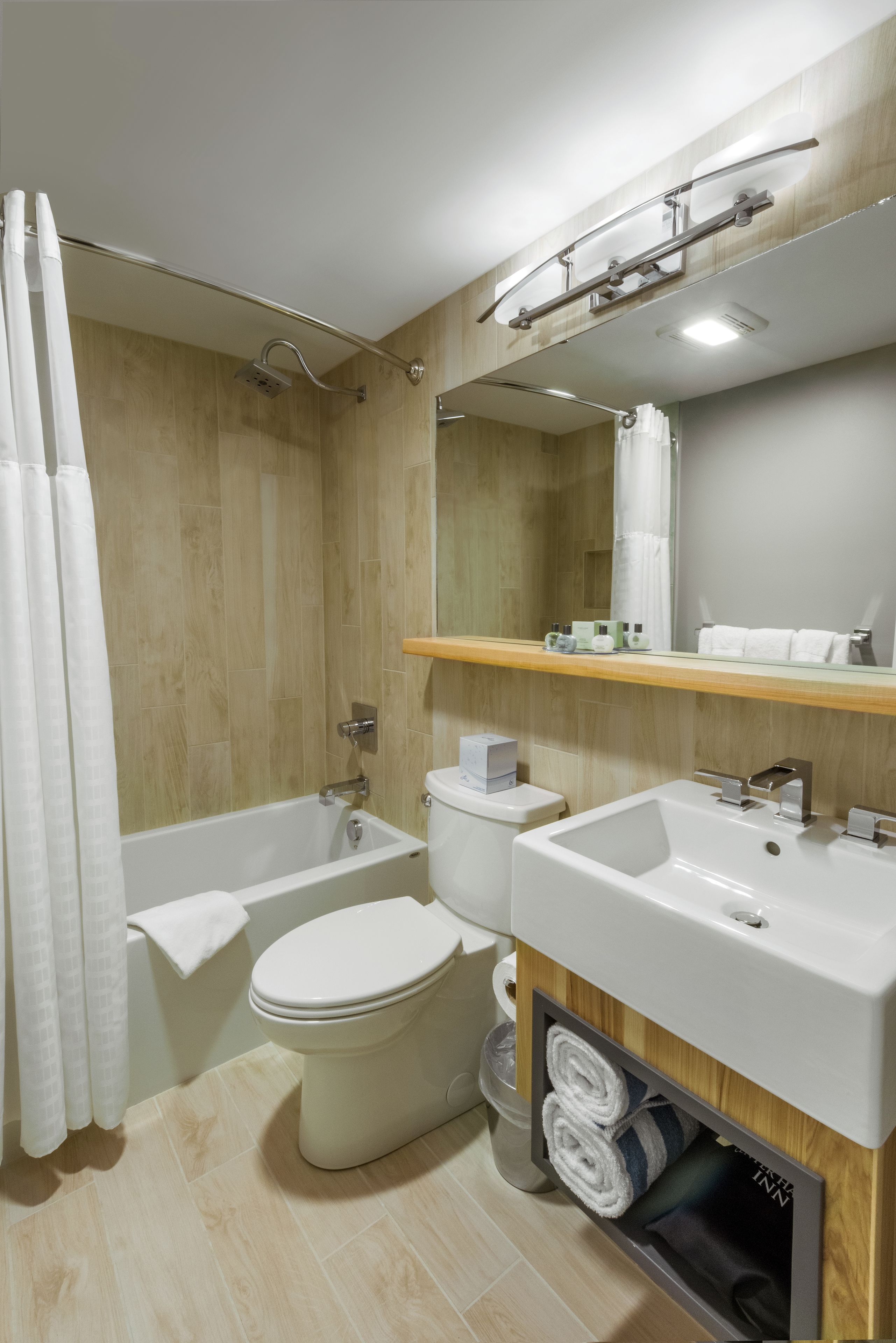 lodge double queen | bathroom shower