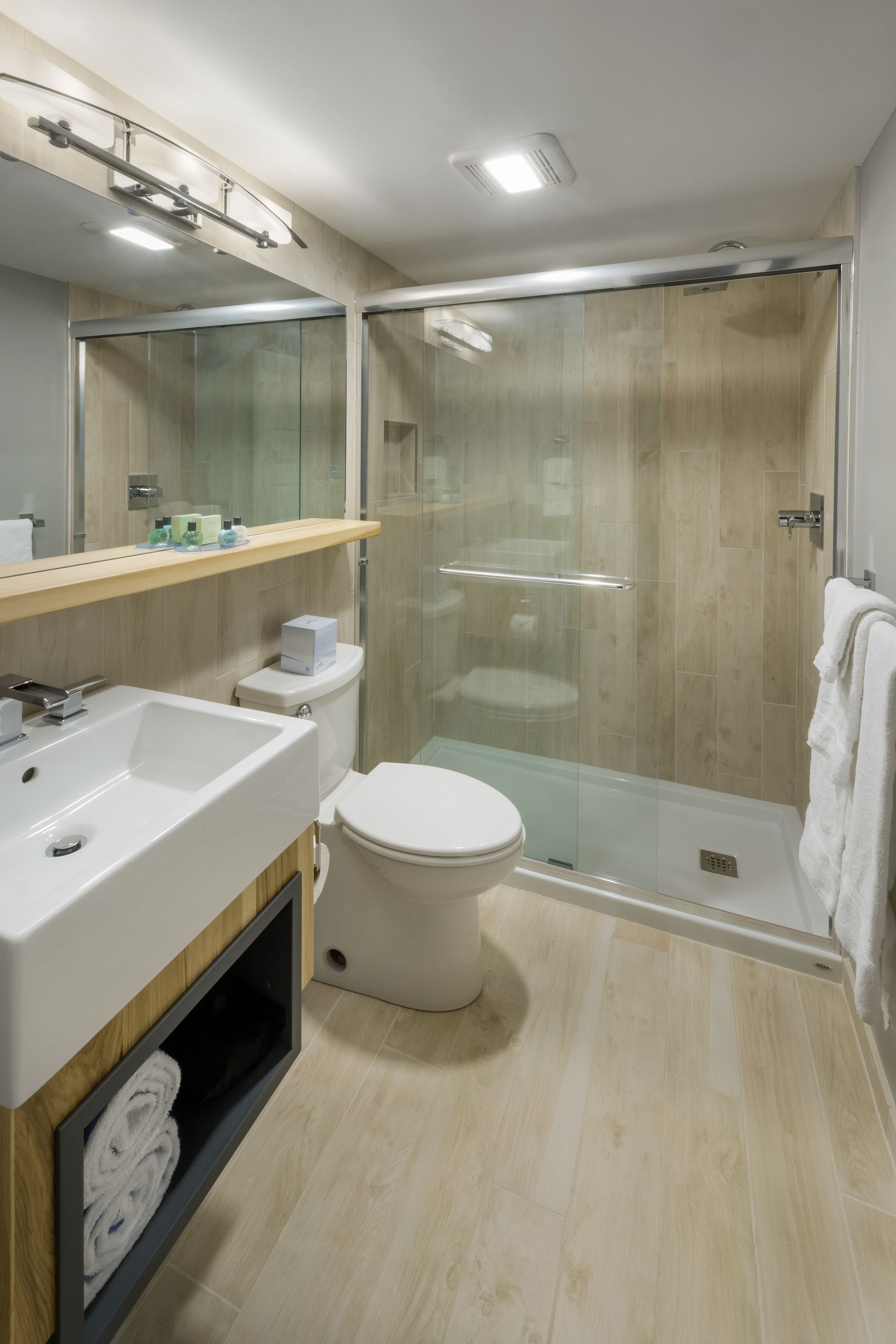 beach level king | bathroom shower