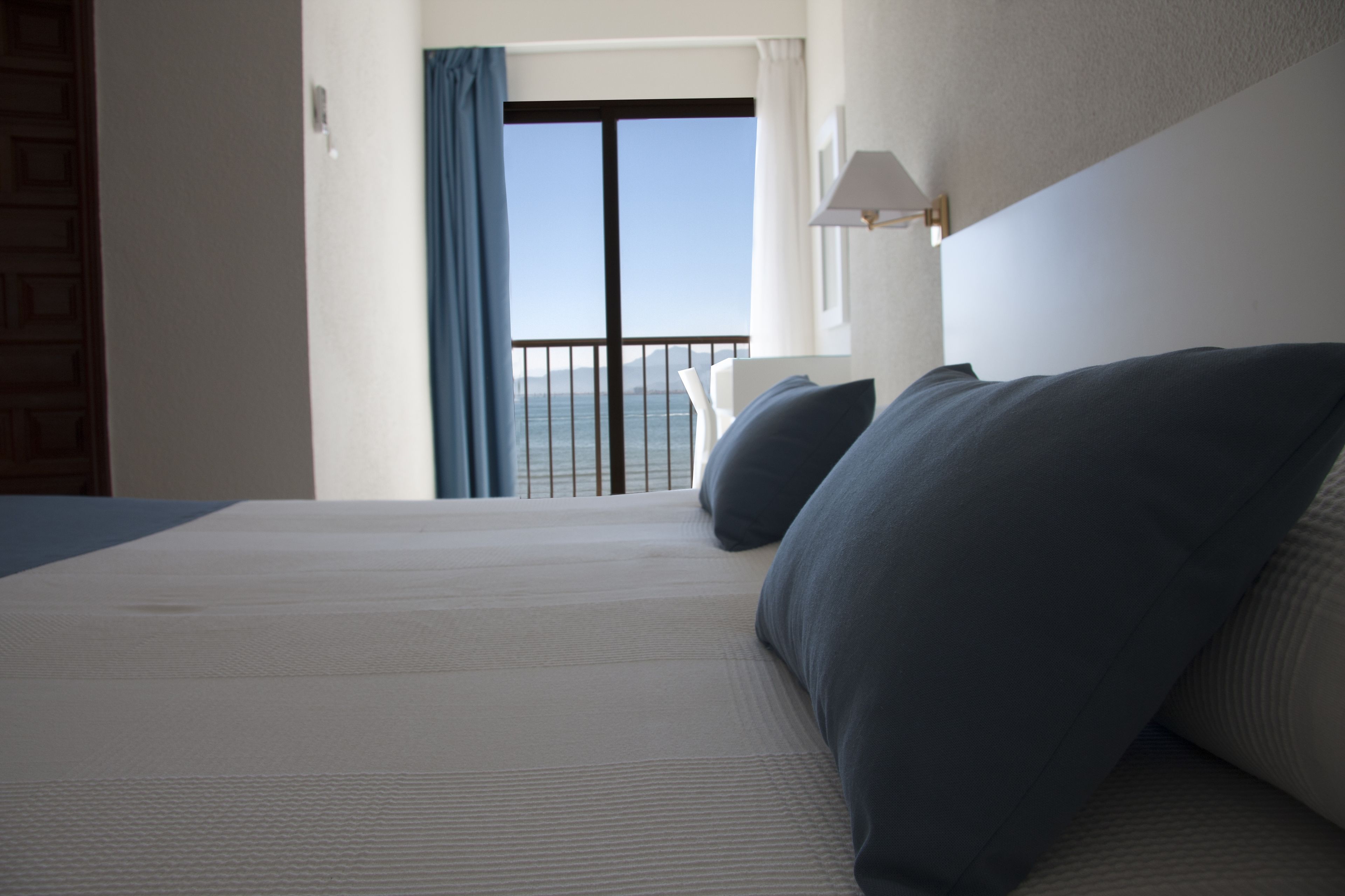 Een kluis op de kamer, een bureau, verduisterende gordijnen, gratis wifi