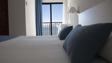 Zimmersafe, Schreibtisch, Verdunkelungsvorhänge, kostenloses WLAN