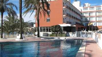 2 outdoor pools, pool loungers