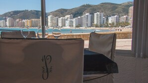 Une table avec vue sur une plage et des bâtiments en arrière-plan.