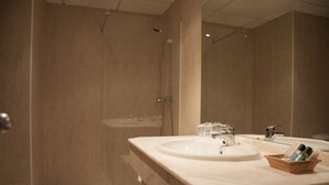 A bathroom with a shower, a sink, and a mirror. - Sicania (Cullera)