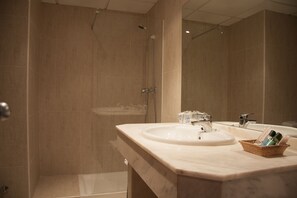 Double or Twin Room | Bathroom | Combined shower/tub, free toiletries, hair dryer, bidet - Sicania (Cullera)