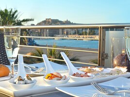 Breakfast, lunch, dinner served; Italian cuisine, alfresco dining 