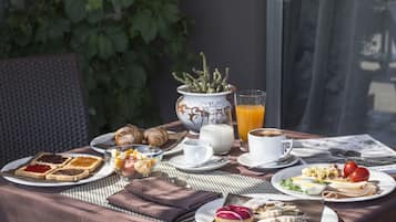 Desayuno buffet diario (EUR 4 por persona)