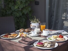 Daily buffet breakfast (EUR 4 per person)