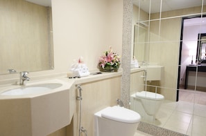 Ensemble douche/baignoire, articles de toilette gratuits, sĂšche-cheveux
