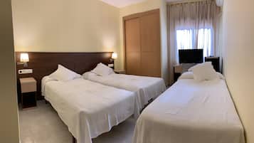 Triple Room | Desk, cribs/infant beds, rollaway beds, free WiFi