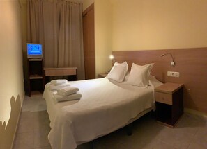 書桌、嬰兒床 (收費)、摺床/加床 (收費)、免費 Wi-Fi