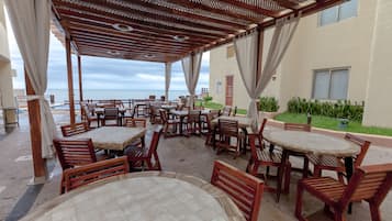 Se sirven desayunos y comidas; con vista al mar