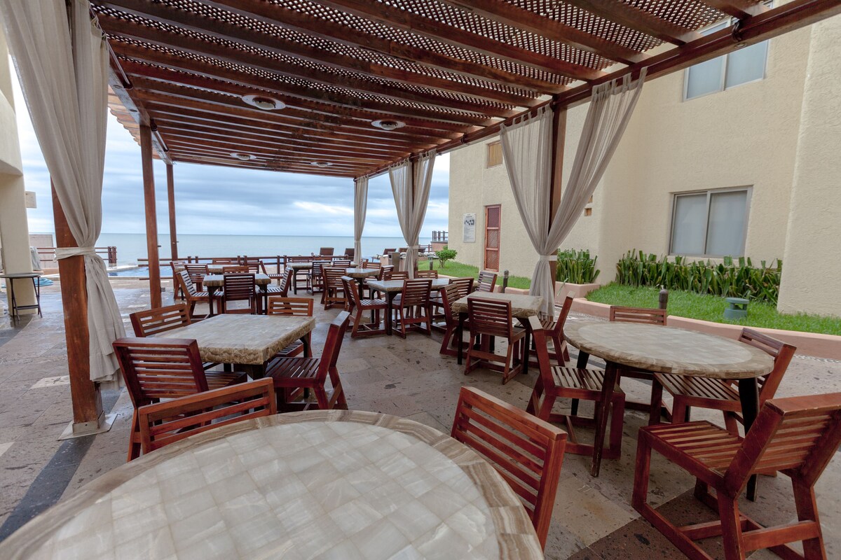 Se sirven desayunos y comidas; con vista al mar 