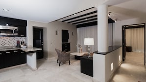 Una cocina moderna con microondas integrado y un comedor con silla y mesa.