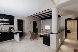 Master Suite | Egyptian cotton sheets, premium bedding, memory foam beds, in-room safe - Zafiro Beach Boutique Resort (Mazatlán)