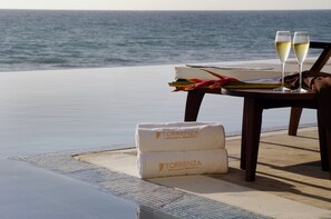 Indoor pool, outdoor pool, sun loungers - Zafiro Beach Boutique Resort (Mazatlán)