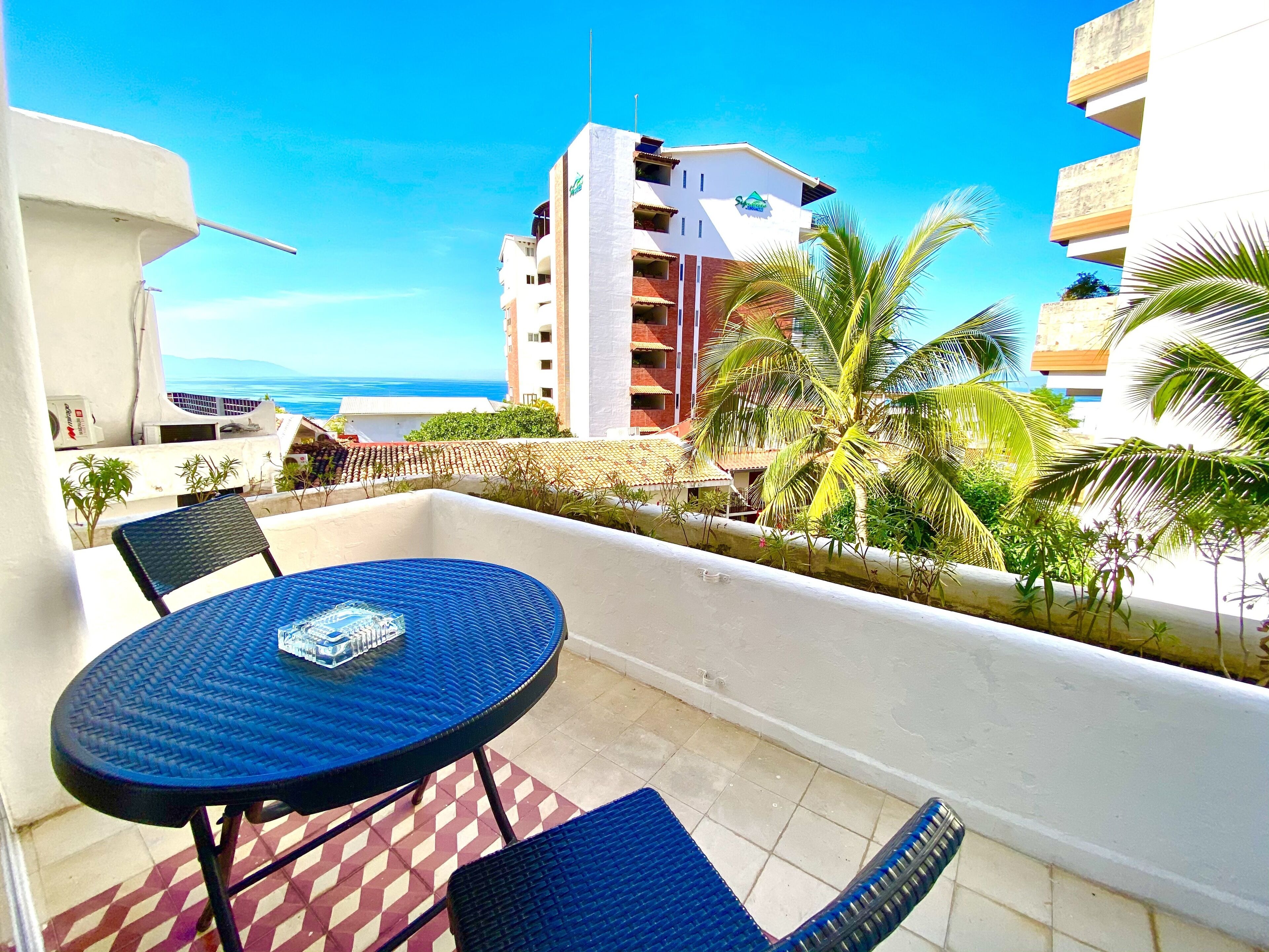 Premium Partial Ocean View Balcony 1 King Bed | Terraza o patio