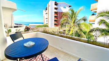 Premium Partial Ocean View Balcony 1 King Bed | Terrace/patio