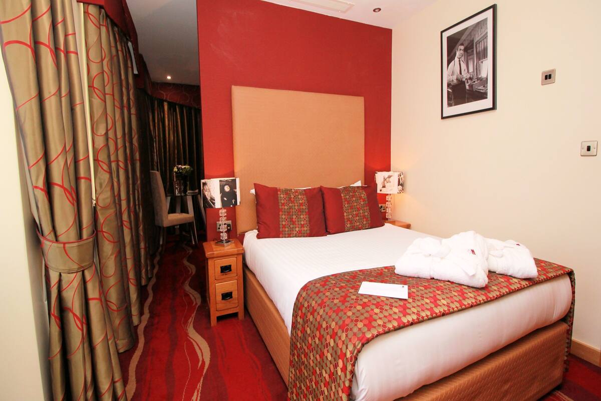 Deluxe Double Room | Hypo-allergenic bedding available, in-room safe, desk, blackout drapes