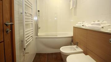 Deluxe Double Room | Bathroom | Shower, designer toiletries, hair dryer, towels
