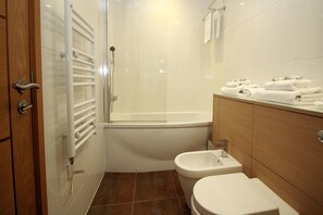 Deluxe Double Room | Bathroom - Icon Hotel (Luton)