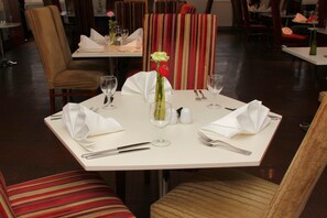 Se sirven desayunos, almuerzos y cenas; cocina italiana