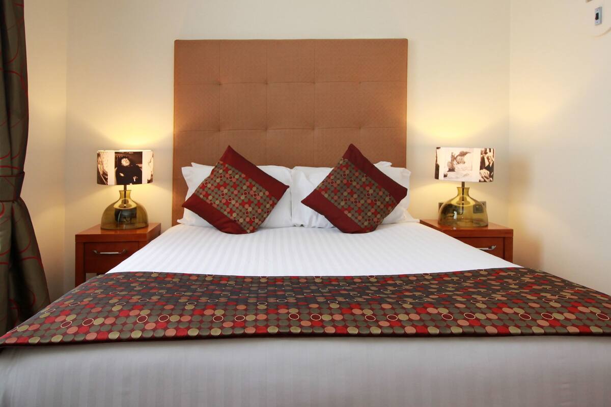 Hypo-allergenic bedding available, in-room safe, desk, blackout drapes