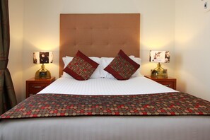 Ropa de cama hipoalergénica y caja de seguridad en la habitación