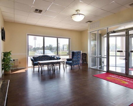 Lobby. Econo Lodge Pine Bluff
