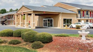 A hotel with a covered entrance, multiple floors, and a parking lot. - Econo Lodge Pine Bluff (Pine Bluff)