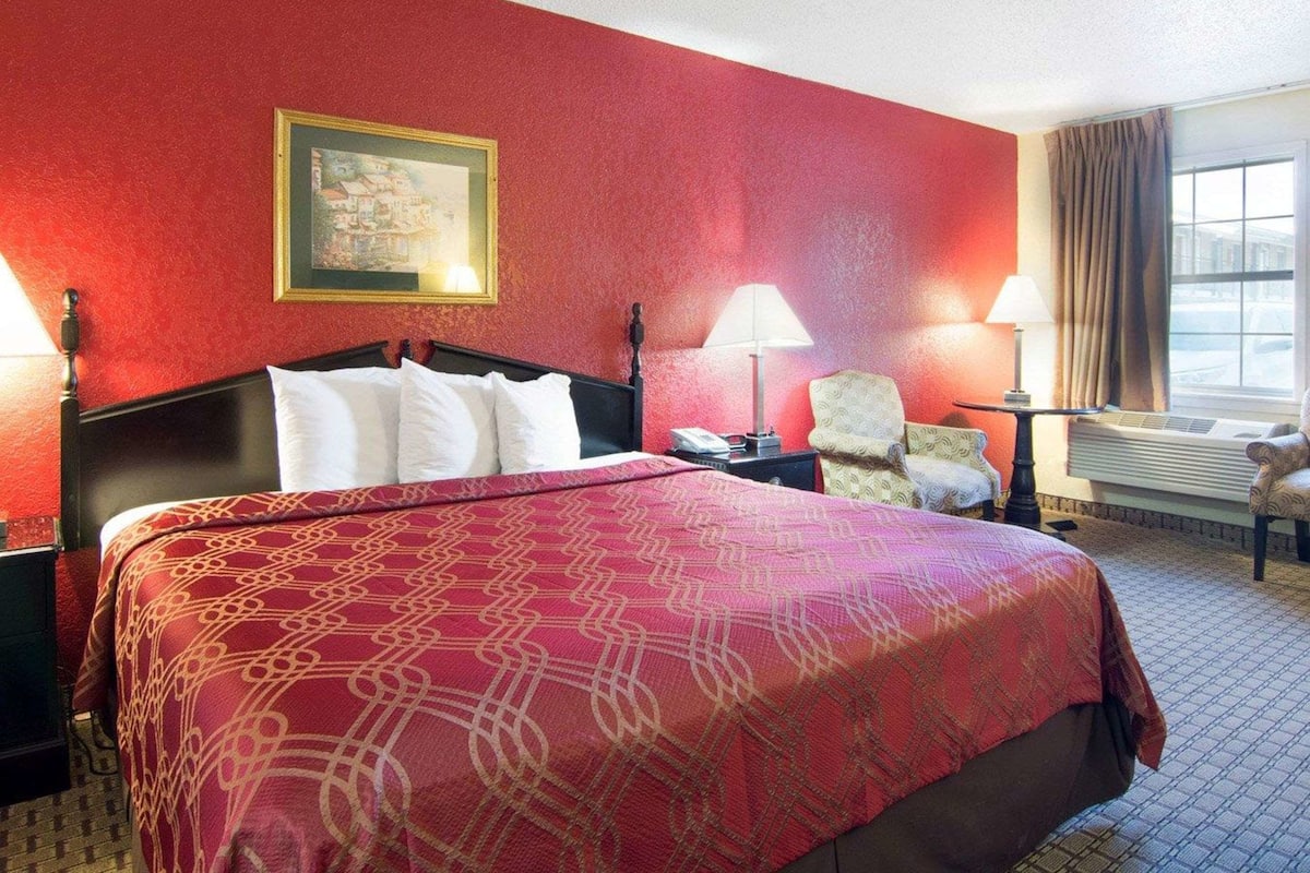 Desk, iron/ironing board, free WiFi, bed sheets