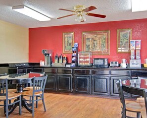 Free daily continental breakfast - Econo Lodge Pine Bluff (Pine Bluff)