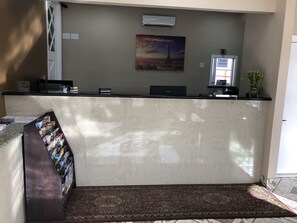 Lobby sitting area - Villa West Inn (Odessa)