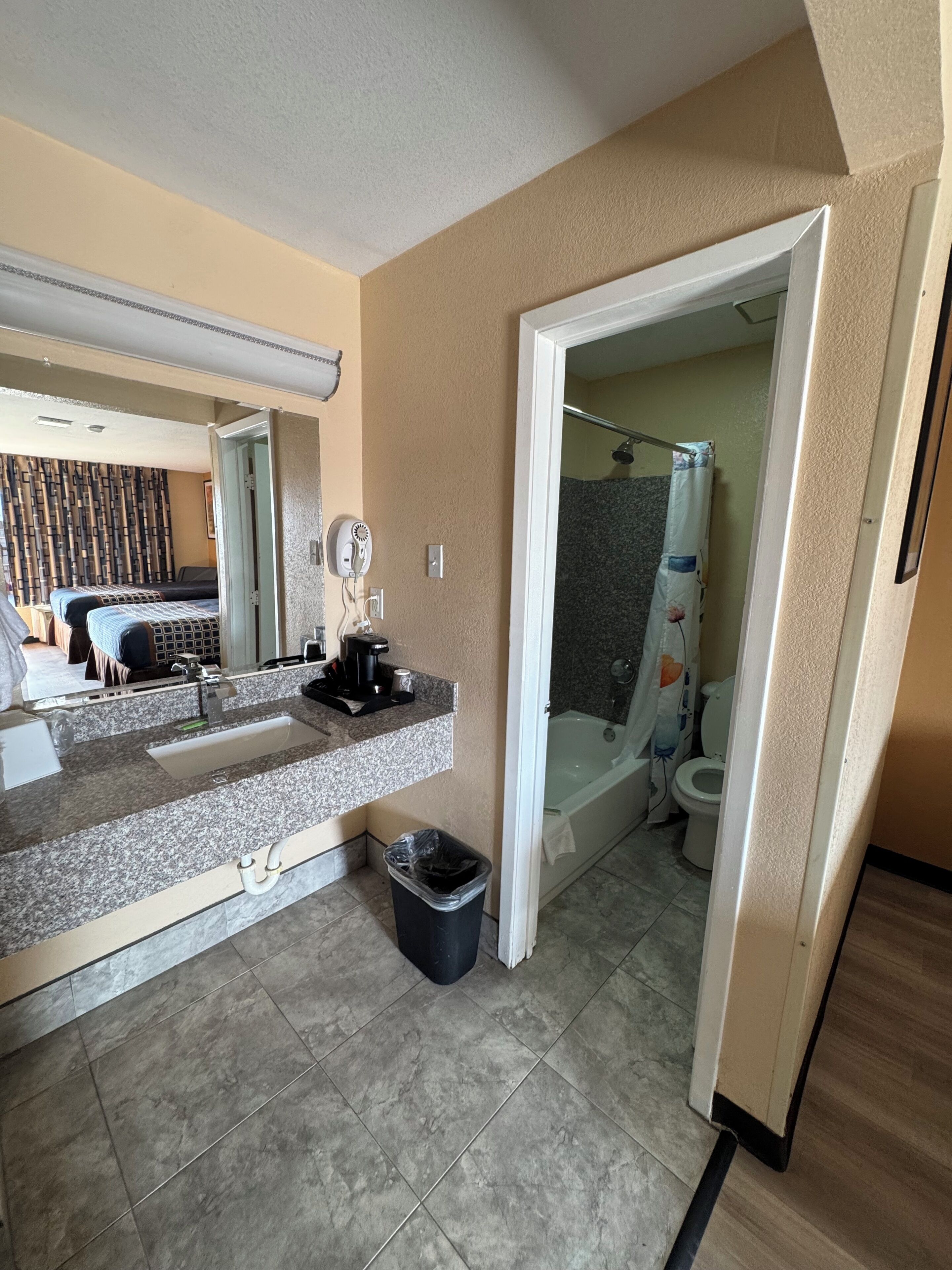 Combined shower/bathtub, free toiletries, hair dryer, towels