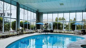 Alberca techada y alberca al aire libre por temporada