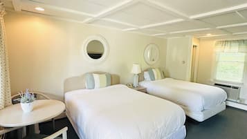 Habitación estándar | Tabla de planchar con plancha y ropa de cama