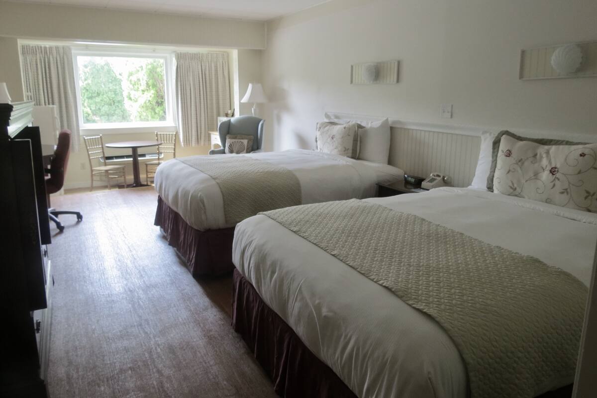 Habitación Deluxe, 2 camas Queen size | Tabla de planchar con plancha y ropa de cama 