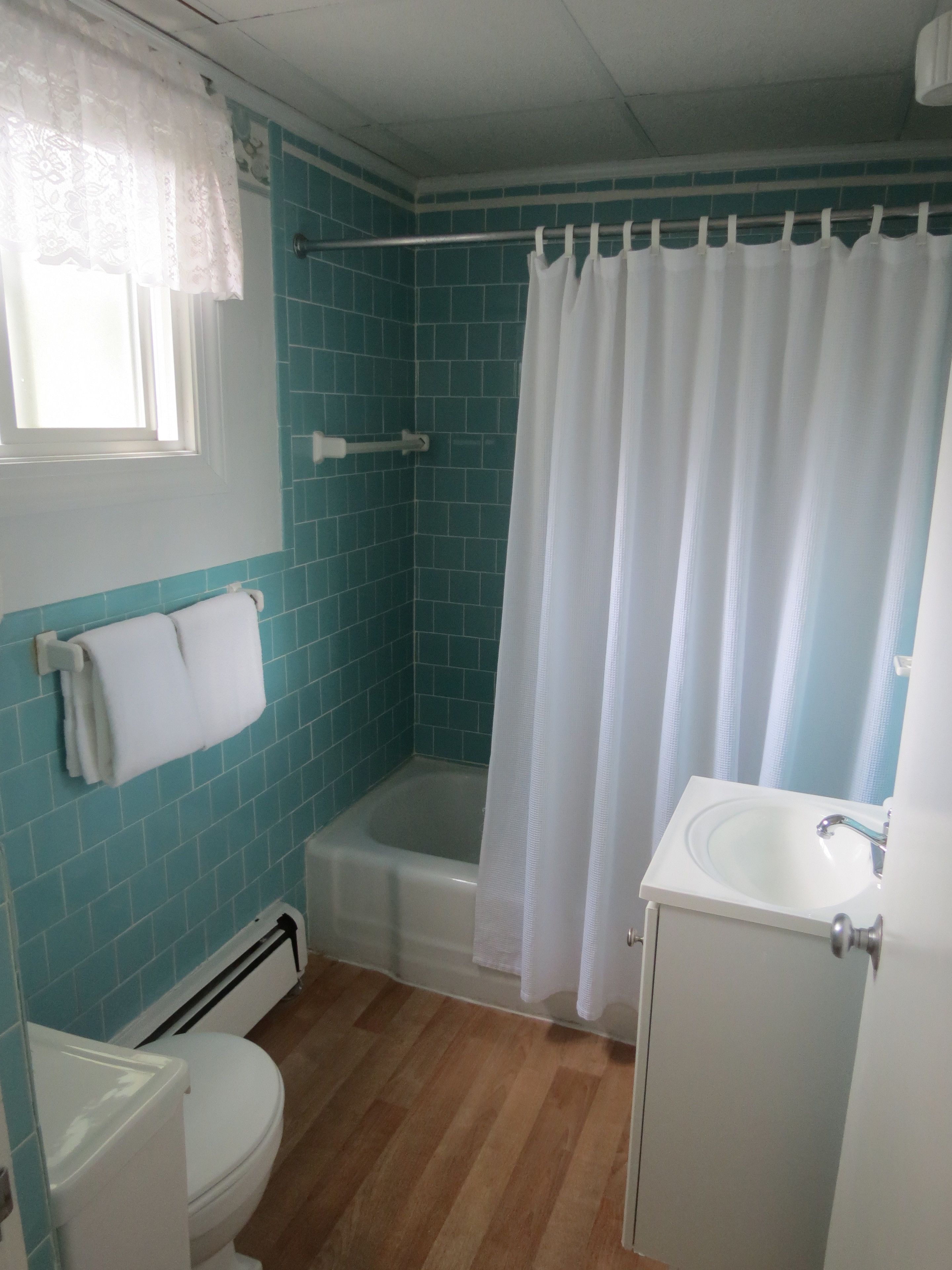 standard room | bathroom | combined shower/bathtub, free toiletries, hair dryer, towels