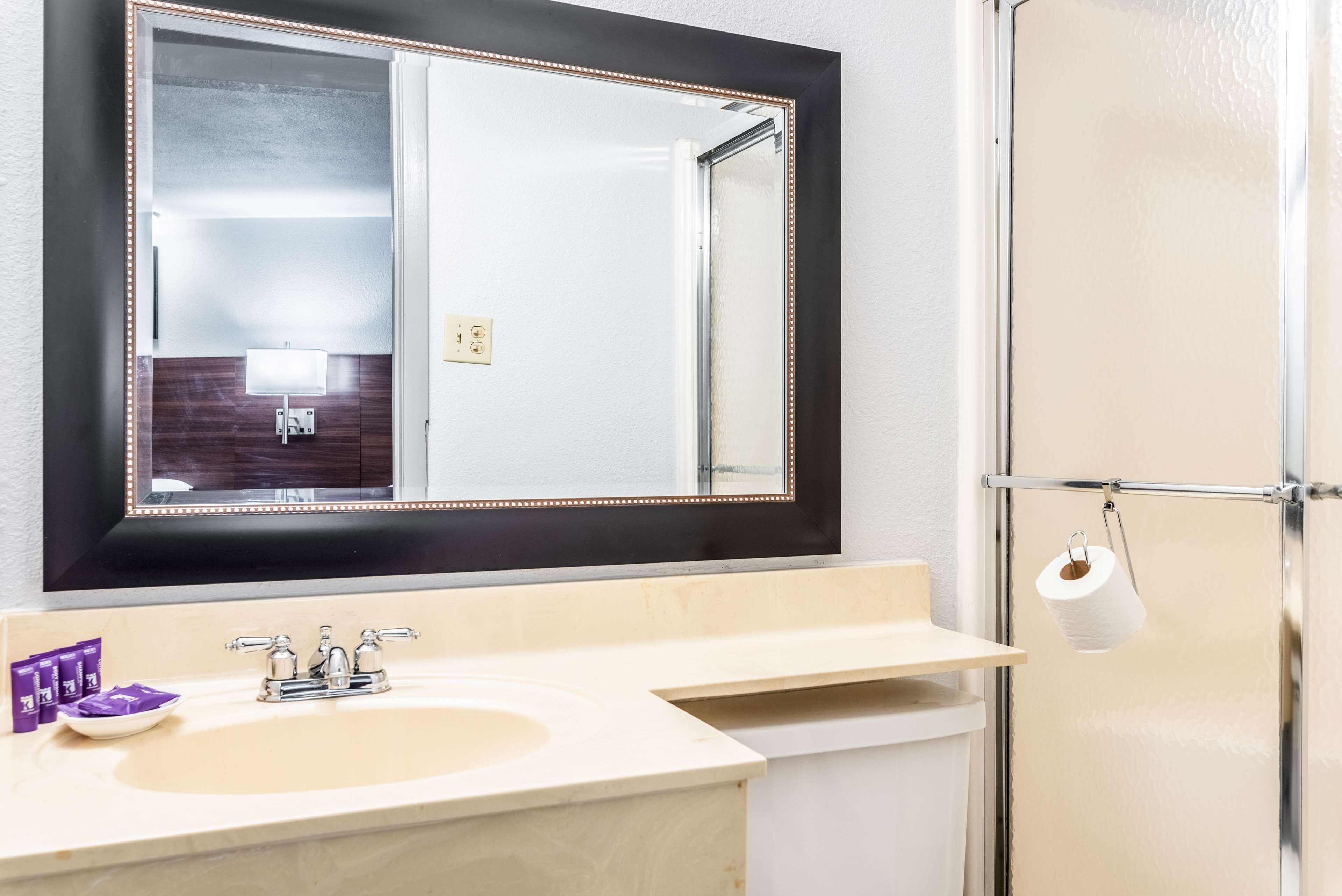 Shower, free toiletries, towels