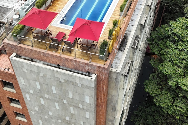 Kolam renang outdoor, dengan kursi berjemur