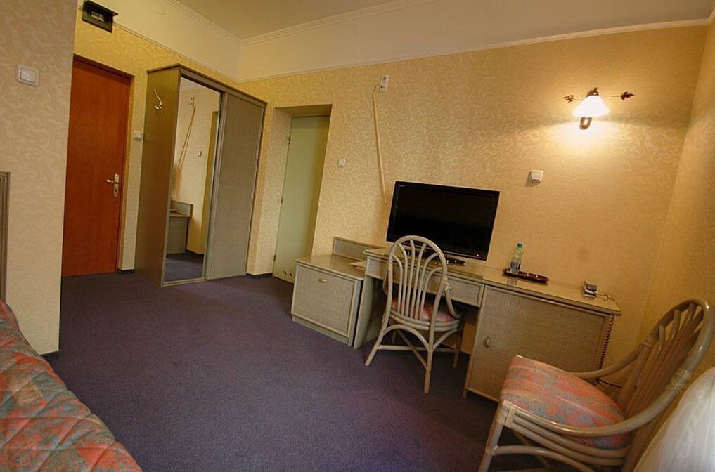 Iron/ironing board, wheelchair access